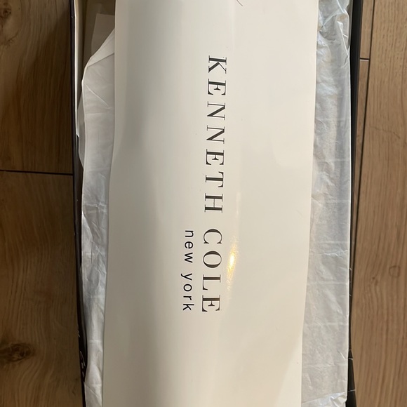 Kenneth Cole NEW YORK Leather Strappy Sandals - Picture 9 of 10